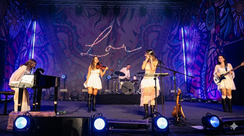 Lor in concert